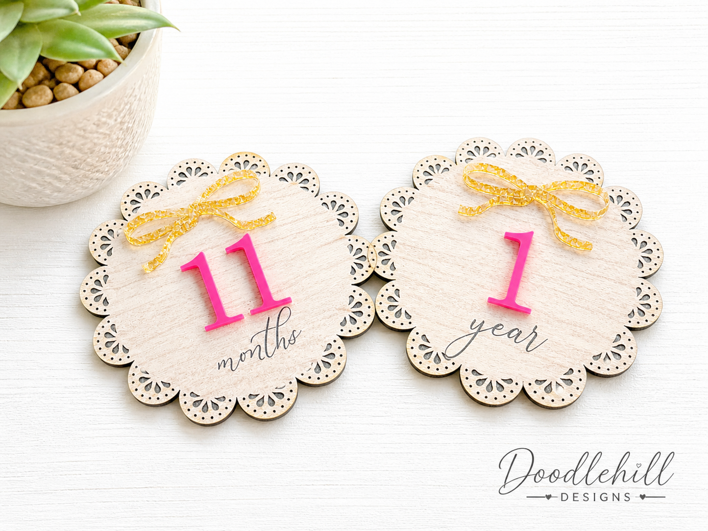 Croquette bow Birth Milestone Markers – Eco Birch & Acrylic | 5-Inch Round Baby Milestone Discs